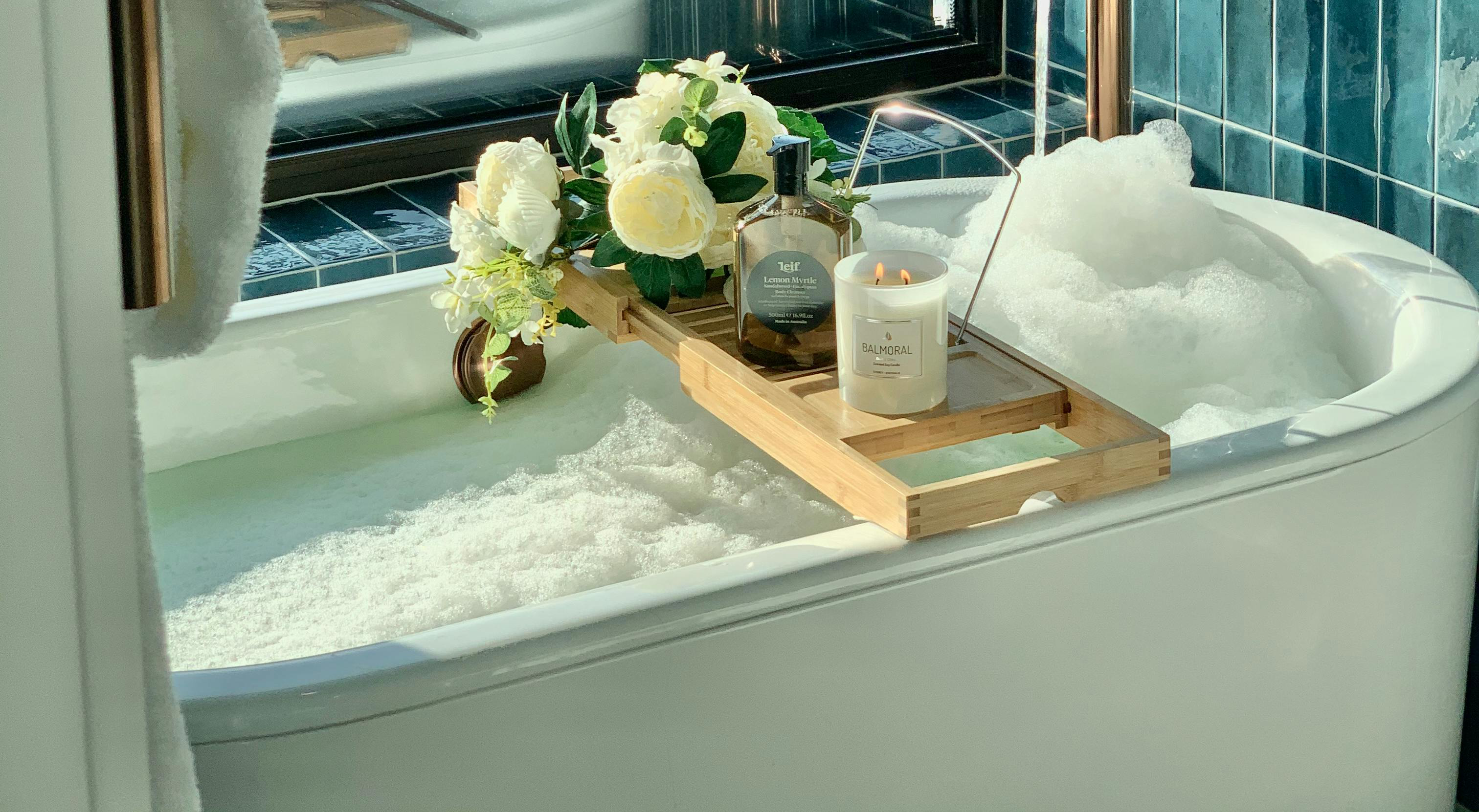 Magia kąpieli w wannie – jak zamienić łazienkę w domowe SPA